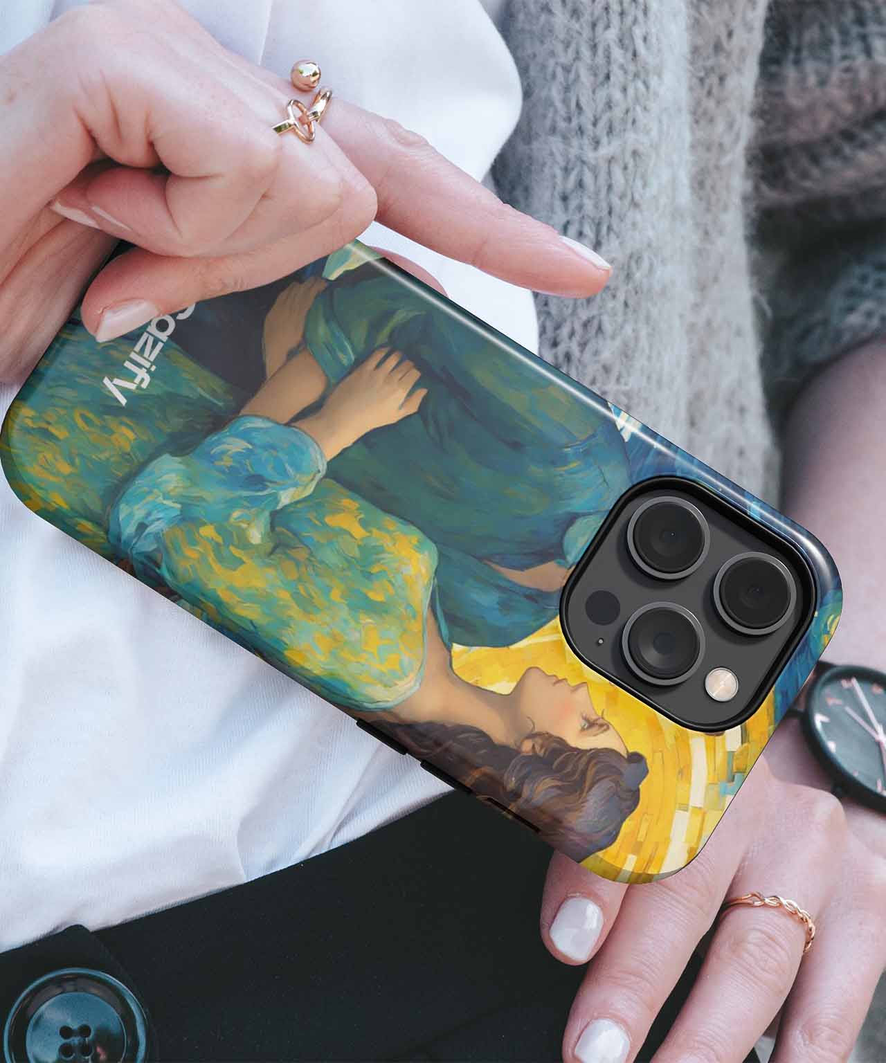 Clear phone case with a print of Gustav Klimt's "The Kiss" artwork on the back. - Cazify Canada