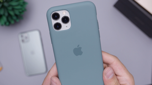 white iphone 5 c with purple case